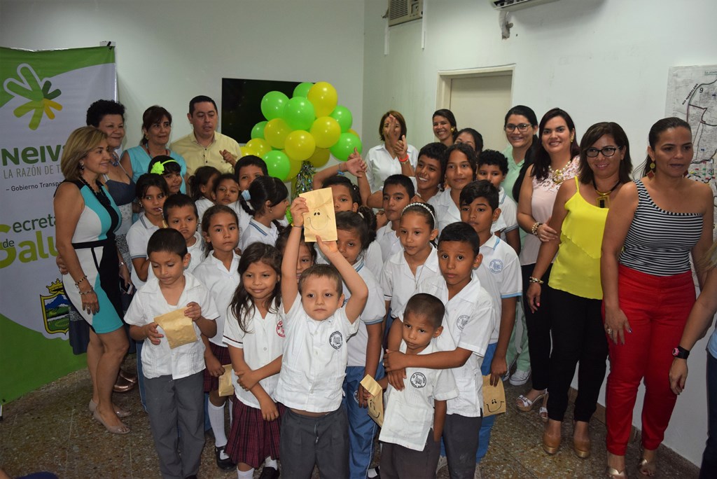 Los visitantes recibieron frutas y regalos en la Secretaría de Salud del municipio a cargo del doctor Miguel Andrade.